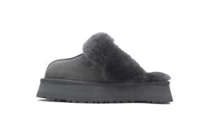 UGG 컴포트 웜 클로즈드 토 슬리퍼 (1122550, UGG 디스켓, 그레이 색상)